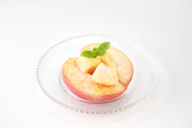 beyaz arkaplanda beyaz şeftali meyvesi 