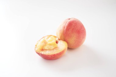 beyaz arkaplanda beyaz şeftali meyvesi 