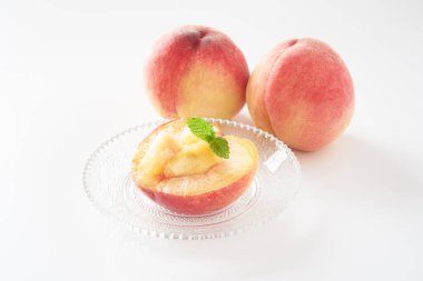 beyaz arkaplanda beyaz şeftali meyvesi 