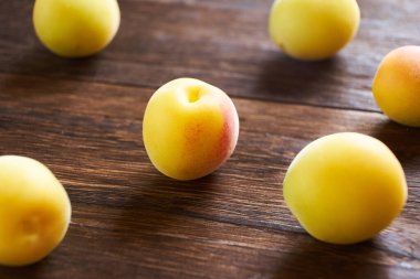 Ahşap arka planda Japon kayısı                     