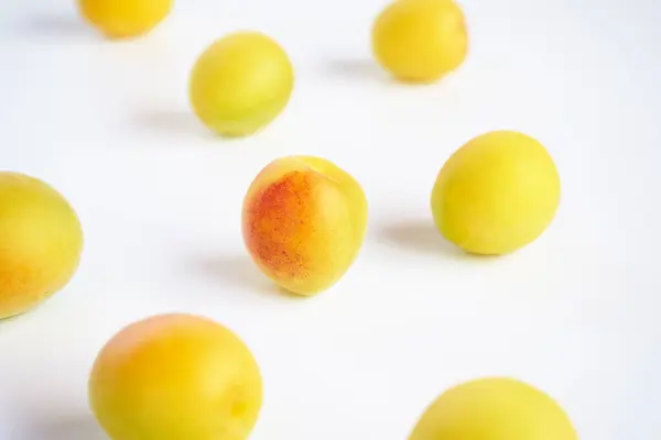 Beyaz arkaplanda Japon kayısı          