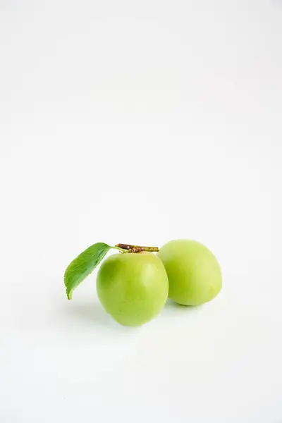 Beyaz arkaplanda Japon kayısı          