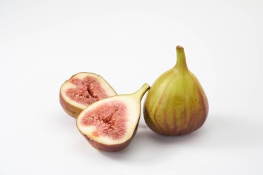 Beyaz arka planda incir meyvesi   