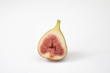 Beyaz arka planda incir meyvesi   