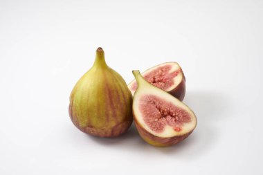 Beyaz arka planda incir meyvesi   