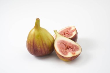 Beyaz arka planda incir meyvesi   