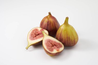 Beyaz arka planda incir meyvesi   