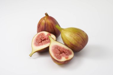 Beyaz arka planda incir meyvesi   