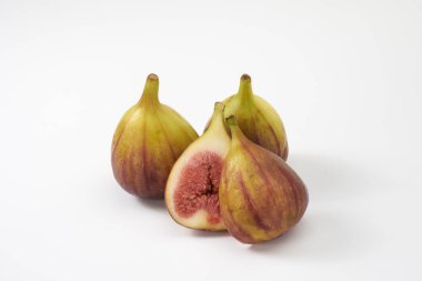 Beyaz arka planda incir meyvesi   