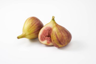 Beyaz arka planda incir meyvesi   