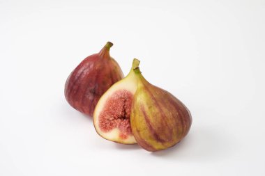 Beyaz arka planda incir meyvesi   