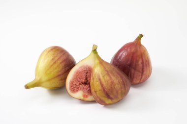 Beyaz arka planda incir meyvesi   