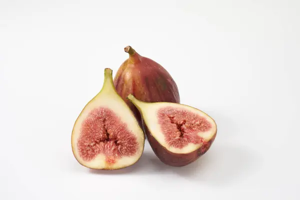 Beyaz arka planda incir meyvesi   