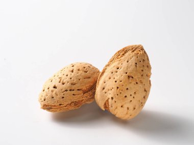 Beyaz arkaplanda badem meyvesi