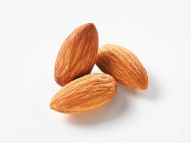 Beyaz arkaplanda badem meyvesi