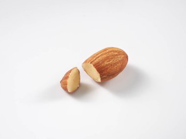 Beyaz arkaplanda badem meyvesi