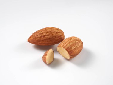 Beyaz arkaplanda badem meyvesi