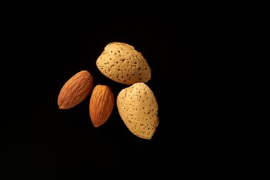 Siyah arkaplanda badem meyvesi