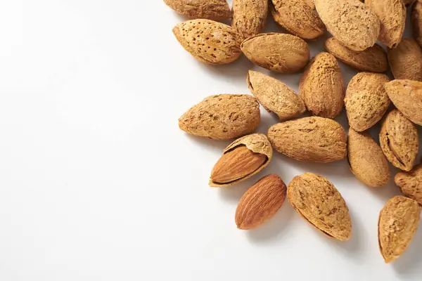 Beyaz arkaplanda badem meyvesi