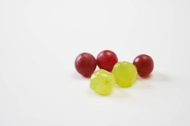  Beyaz arka plan üzerinde üzüm meyve