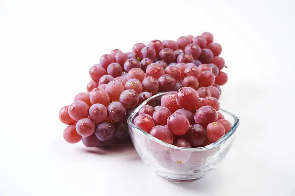  Beyaz arka plan üzerinde üzüm meyve