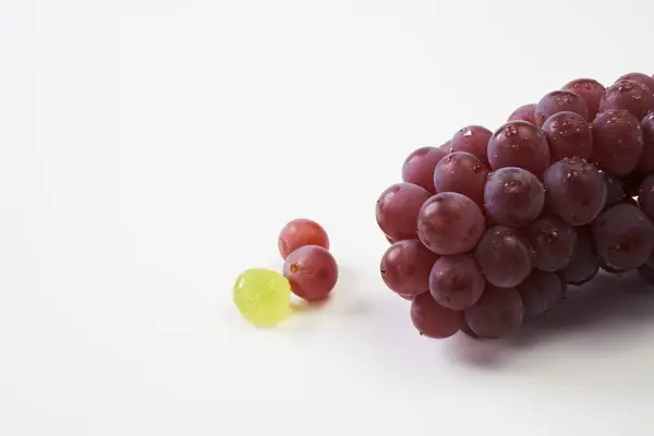  Beyaz arka plan üzerinde üzüm meyve