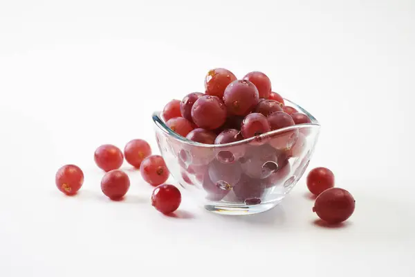  Beyaz arka plan üzerinde üzüm meyve