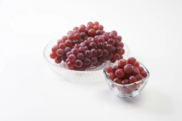  Beyaz arka plan üzerinde üzüm meyve