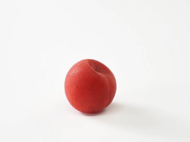 Beyaz zemin üzerinde Japon tuzlu erikleri