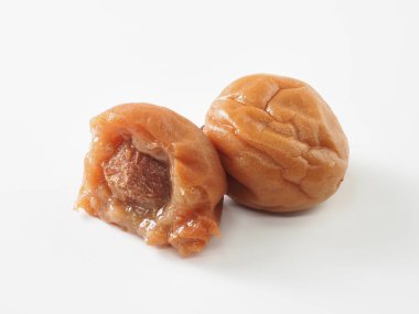 Beyaz zemin üzerinde Japon tuzlu erikleri