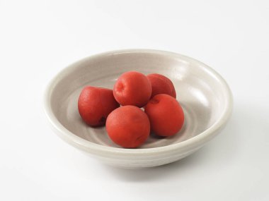 Beyaz zemin üzerinde Japon tuzlu erikleri