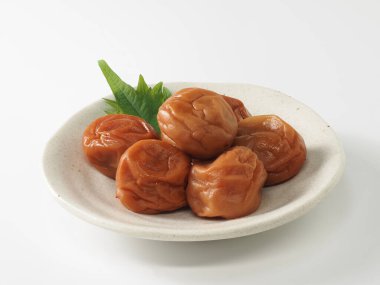 Beyaz zemin üzerinde Japon tuzlu erikleri