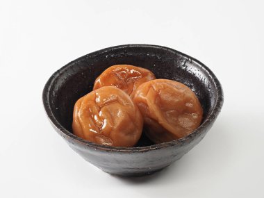 Beyaz zemin üzerinde Japon tuzlu erikleri