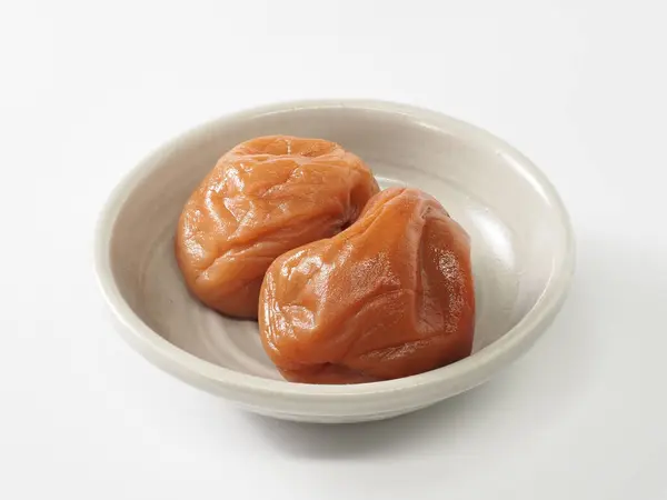 Beyaz zemin üzerinde Japon tuzlu erikleri