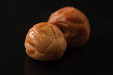 Japon tuzlu erikleri siyah arkaplanda