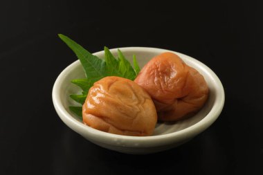 Japon tuzlu erikleri siyah arkaplanda