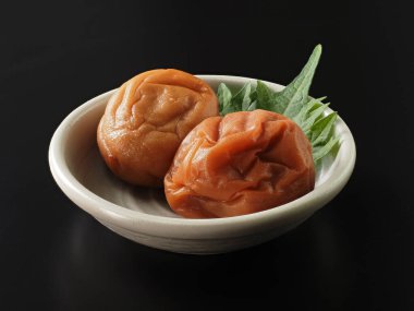 Japon tuzlu erikleri siyah arkaplanda