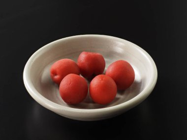 Japon tuzlu erikleri siyah arkaplanda