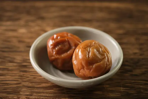 Ahşap zemin üzerinde Japon tuz erikleri