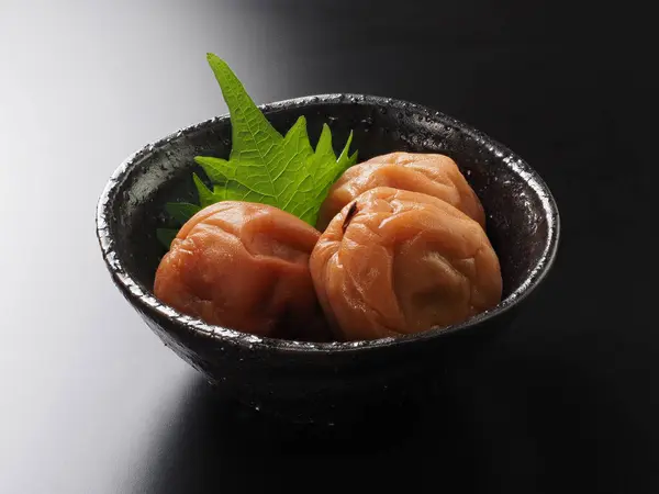 Japon tuzlu erikleri siyah arkaplanda