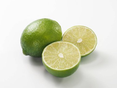 Beyaz arkaplanda kireç meyvesi