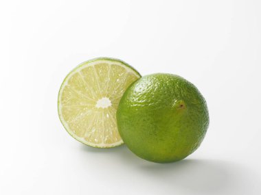 Beyaz arkaplanda kireç meyvesi