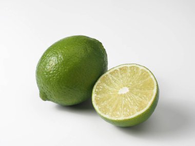 Beyaz arkaplanda kireç meyvesi