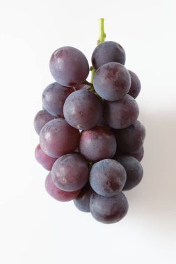 Beyaz arkaplanda pione üzümleri
