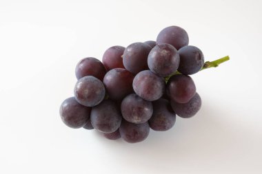 Beyaz arkaplanda pione üzümleri