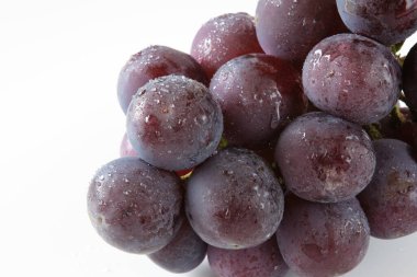 Beyaz arkaplanda pione üzümleri