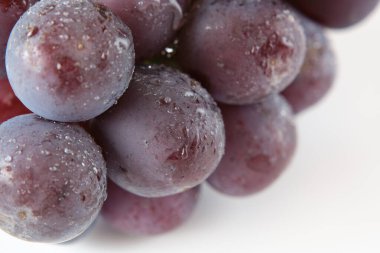 Beyaz arkaplanda pione üzümleri