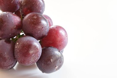 Beyaz arkaplanda pione üzümleri