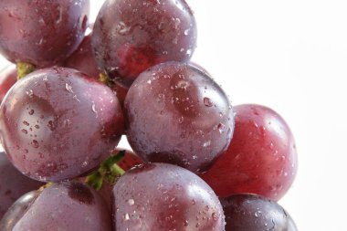 Beyaz arkaplanda pione üzümleri