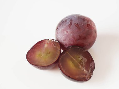 Beyaz arkaplanda pione üzümleri